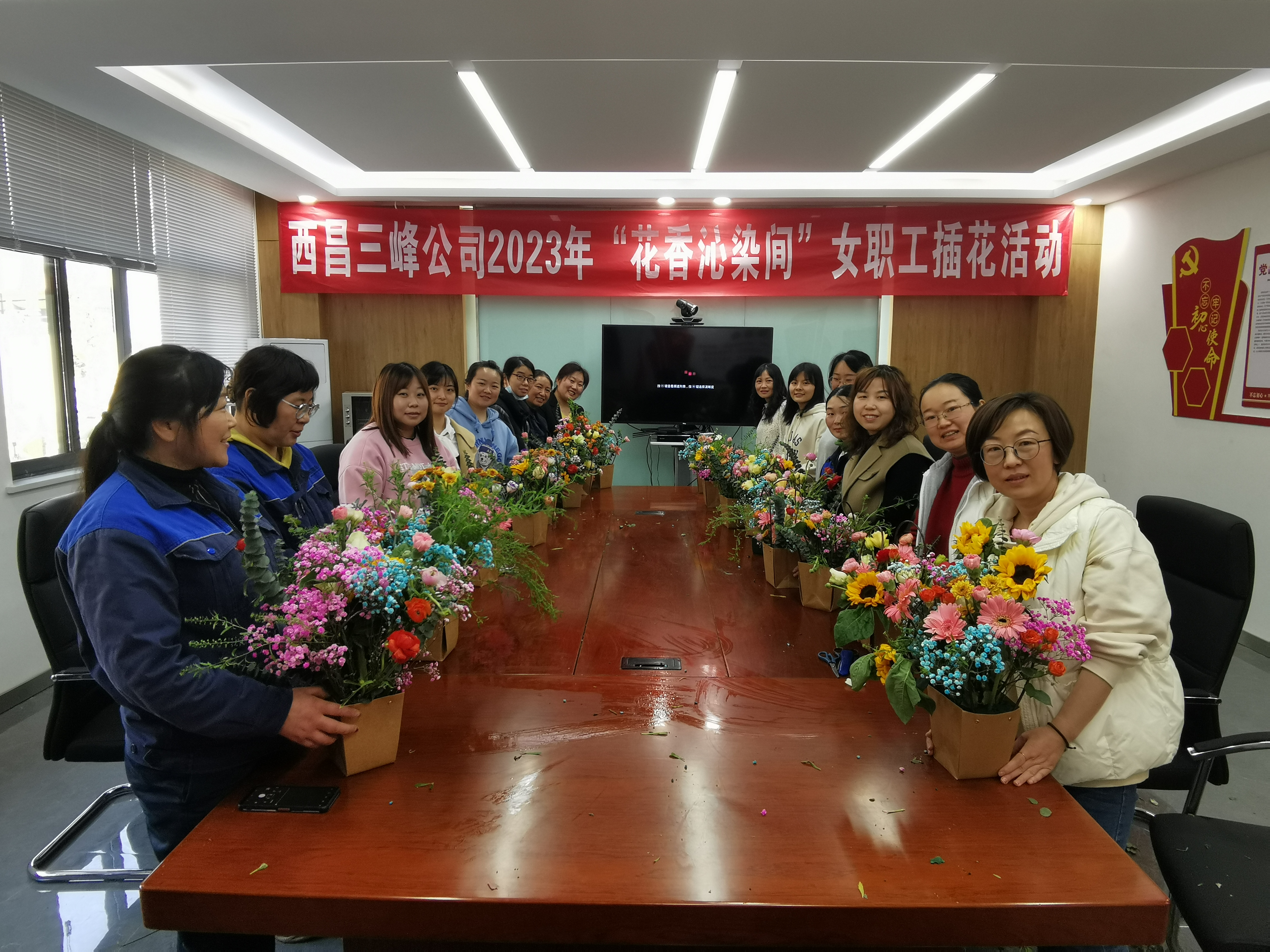 3月7日，四川西昌公司開(kāi)展“花香沁染間”插花活動(dòng)。.jpg